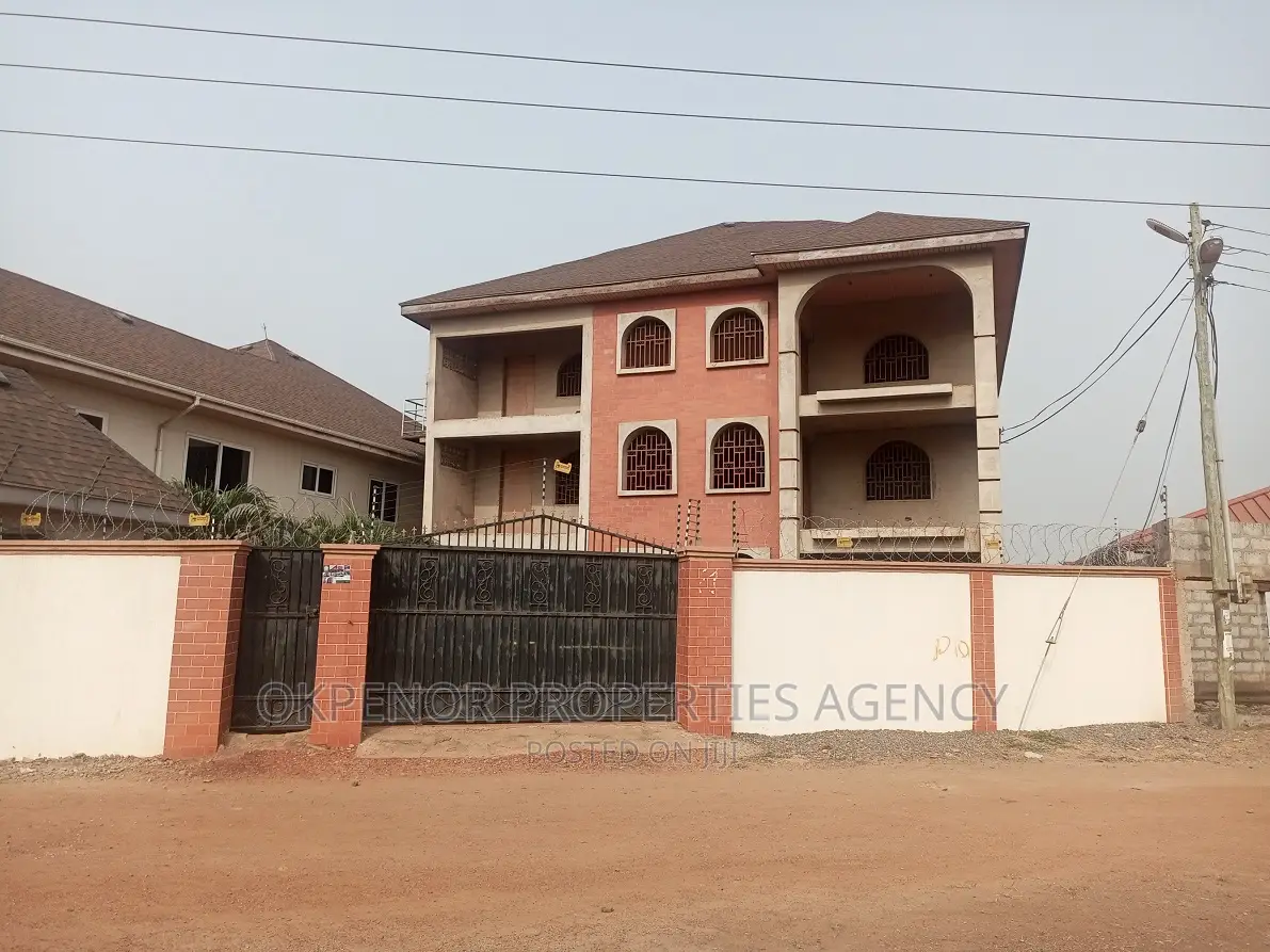 9bdrm Mansion in Golf City, Tema Metropolitan for sale