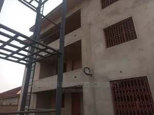 9bdrm Mansion in Golf City, Tema Metropolitan for sale