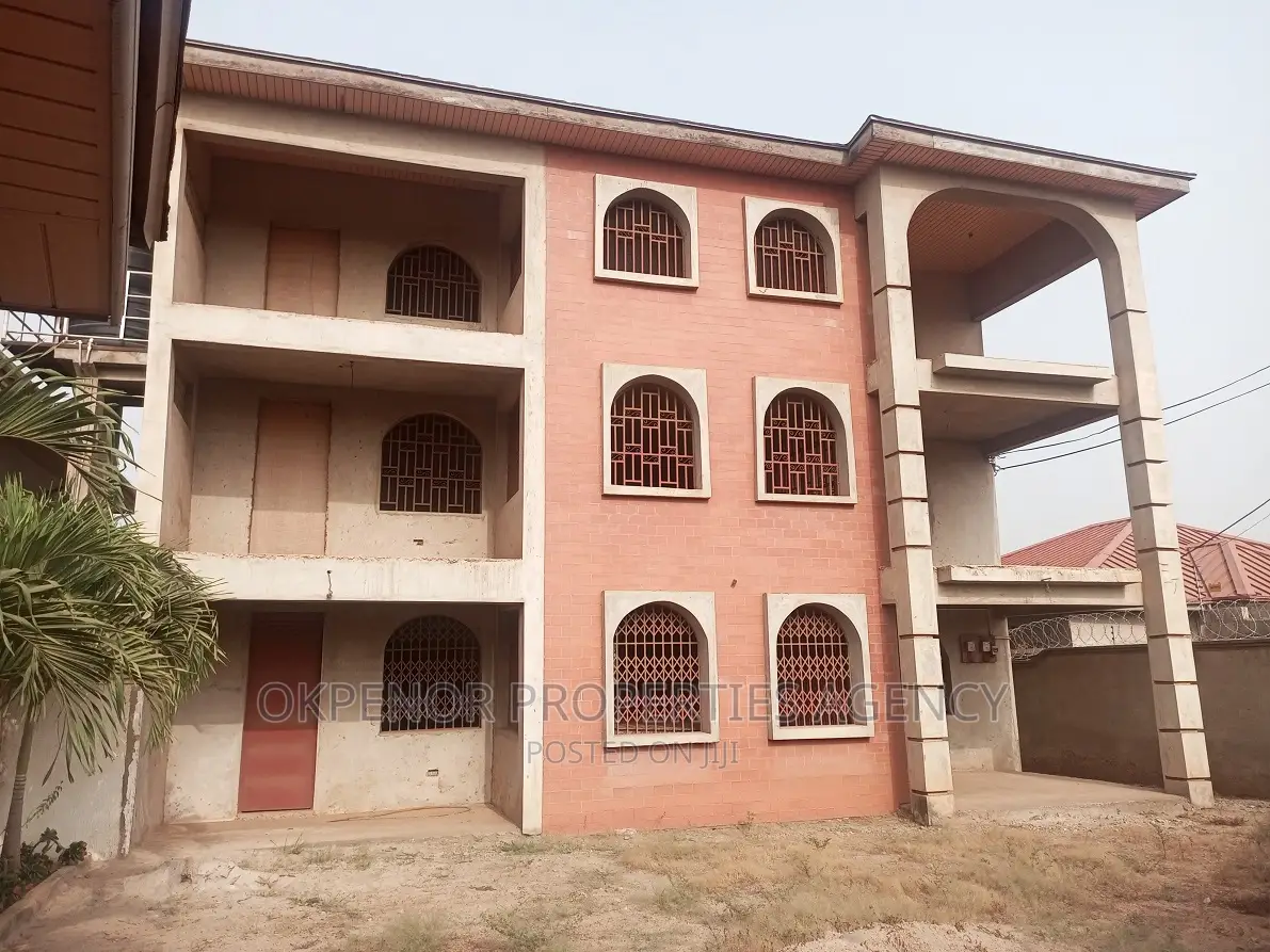 9bdrm Mansion in Golf City, Tema Metropolitan for sale