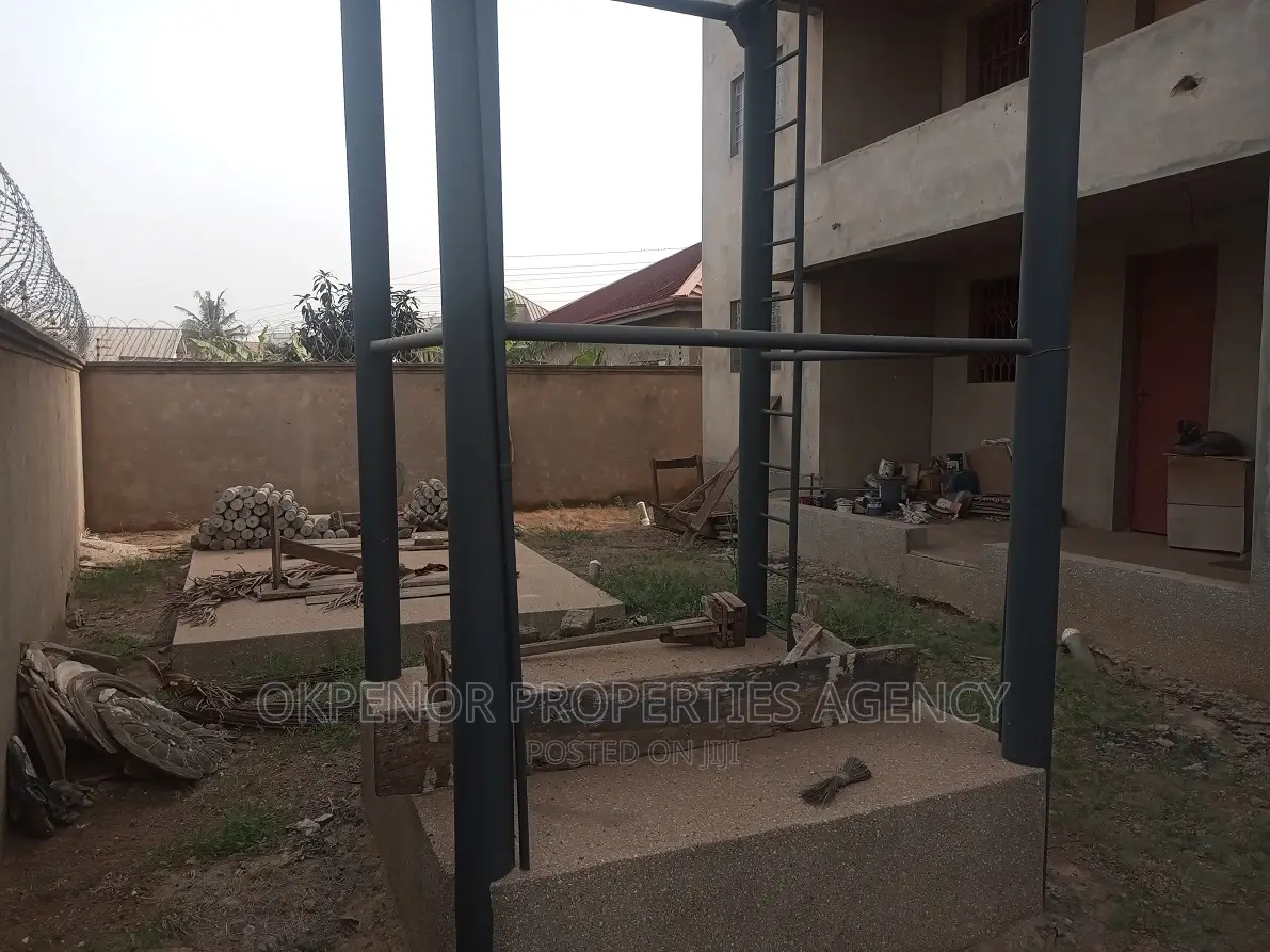 9bdrm Mansion in Golf City, Tema Metropolitan for sale