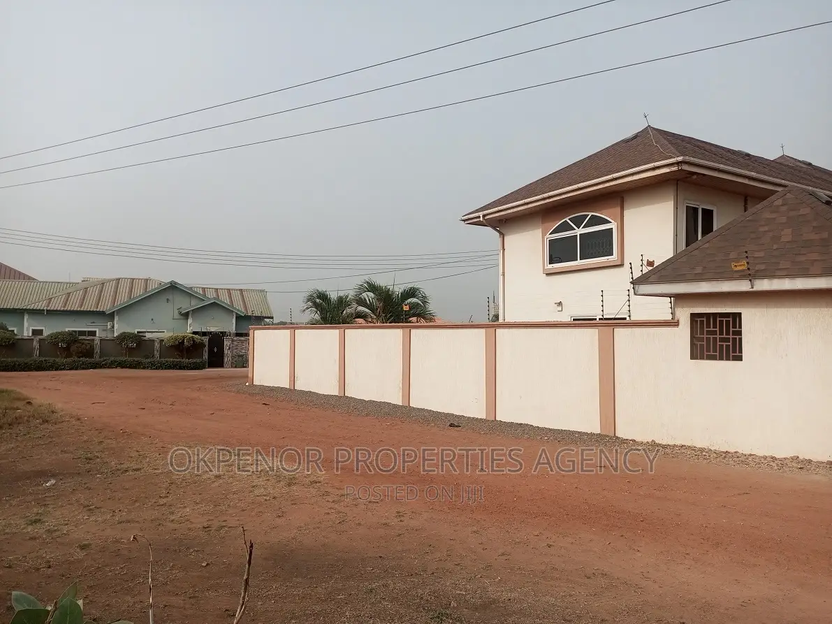 9bdrm Mansion in Golf City, Tema Metropolitan for sale