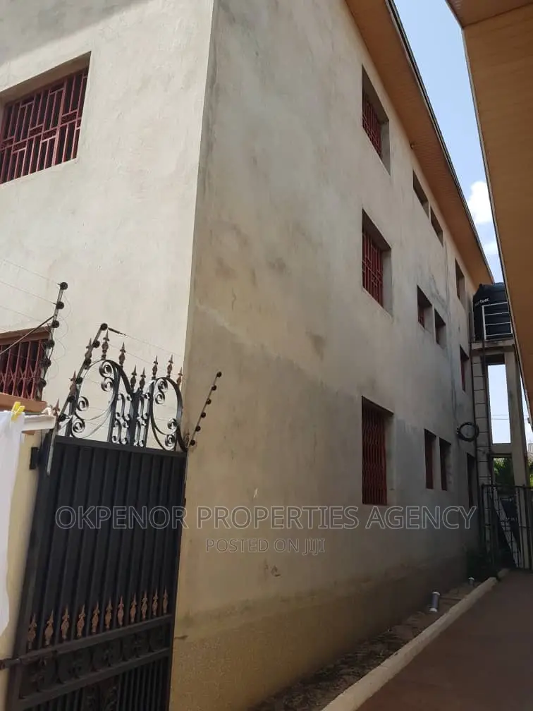 9bdrm Mansion in Golf City, Tema Metropolitan for sale