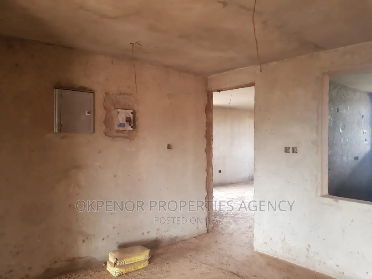 9bdrm Mansion in Golf City, Tema Metropolitan for sale
