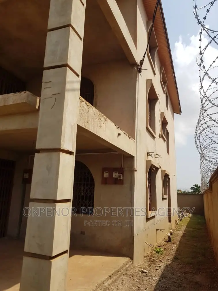 9bdrm Mansion in Golf City, Tema Metropolitan for sale