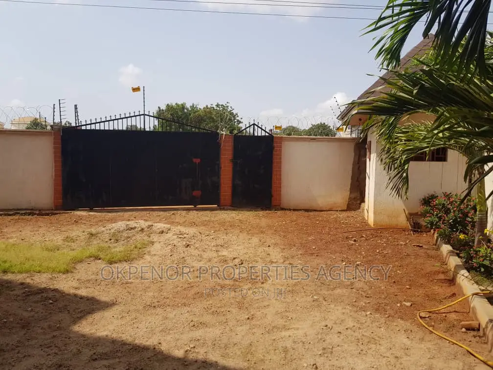 9bdrm Mansion in Golf City, Tema Metropolitan for sale