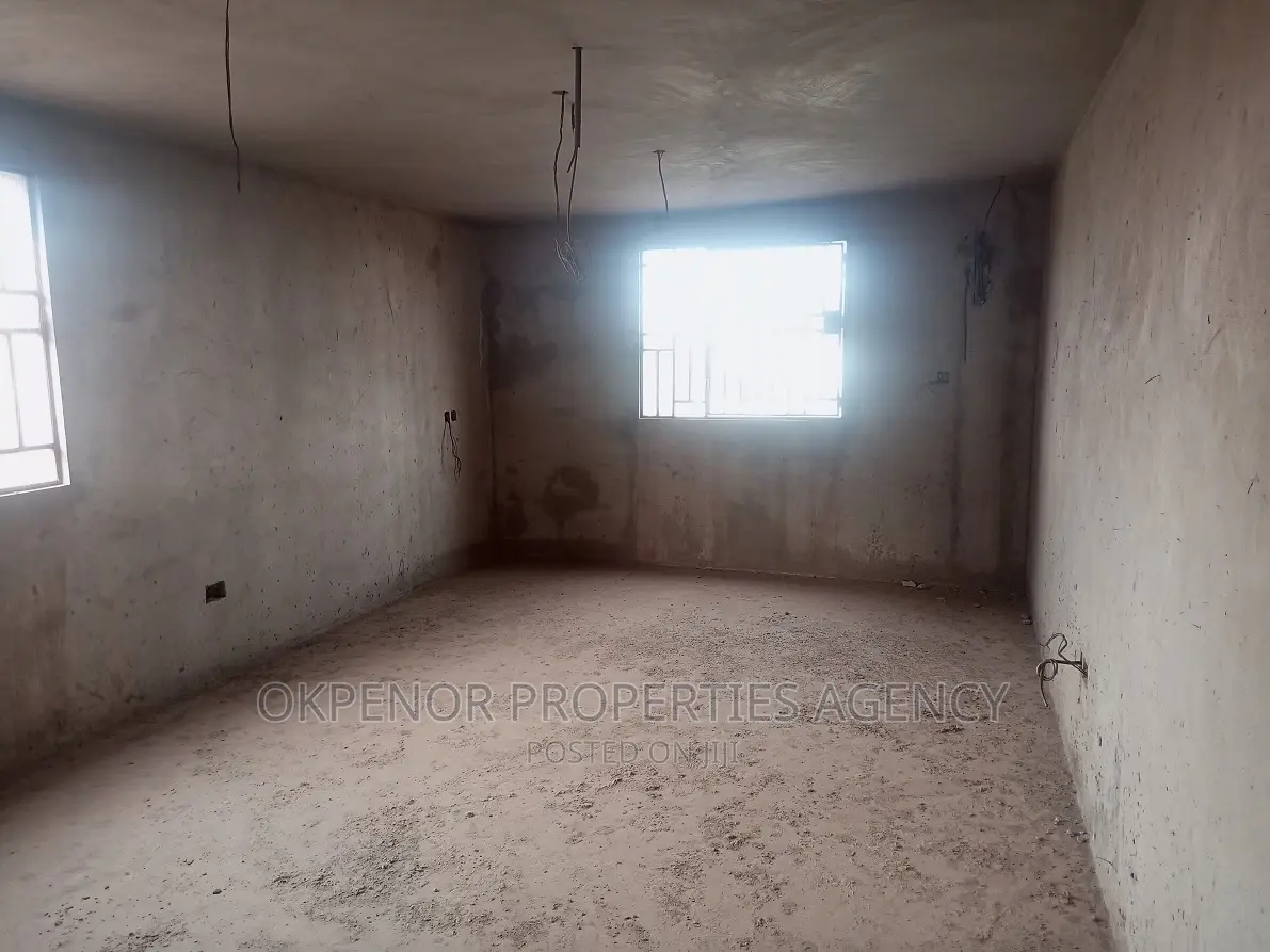 9bdrm Mansion in Golf City, Tema Metropolitan for sale