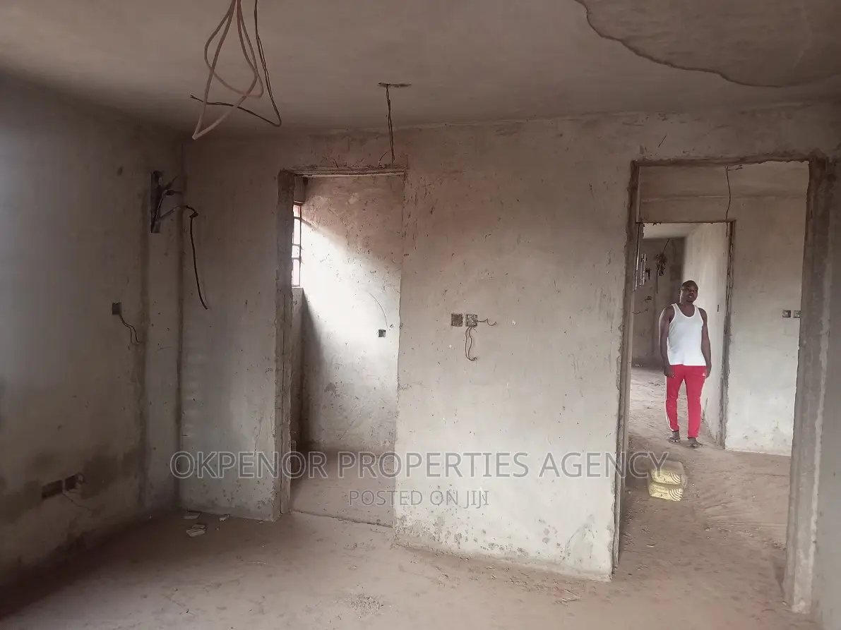 9bdrm Mansion in Golf City, Tema Metropolitan for sale