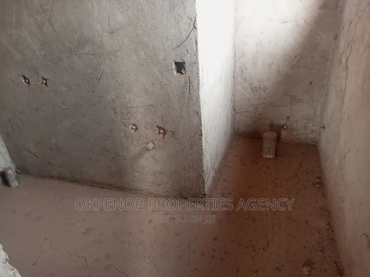 9bdrm Mansion in Golf City, Tema Metropolitan for sale