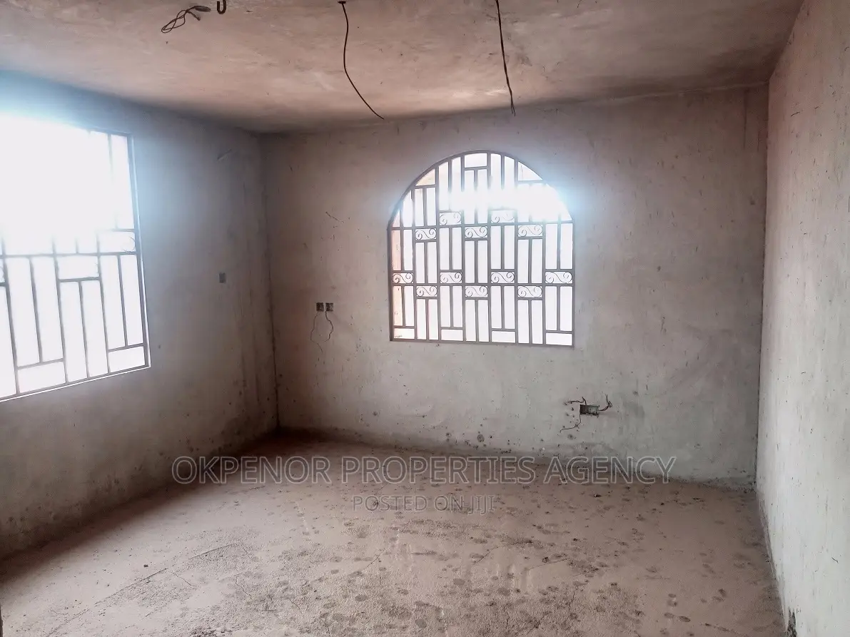 9bdrm Mansion in Golf City, Tema Metropolitan for sale