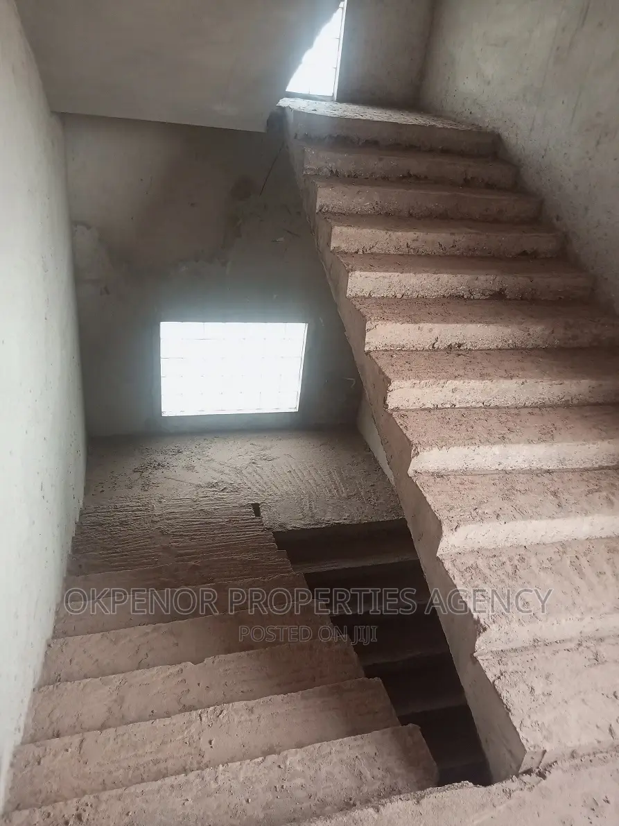 9bdrm Mansion in Golf City, Tema Metropolitan for sale
