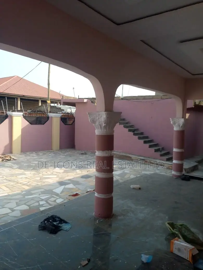 5bdrm House in De-Icons Real Estate, Awutu Senya East Municipal