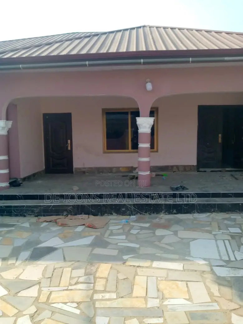 5bdrm House in De-Icons Real Estate, Awutu Senya East Municipal
