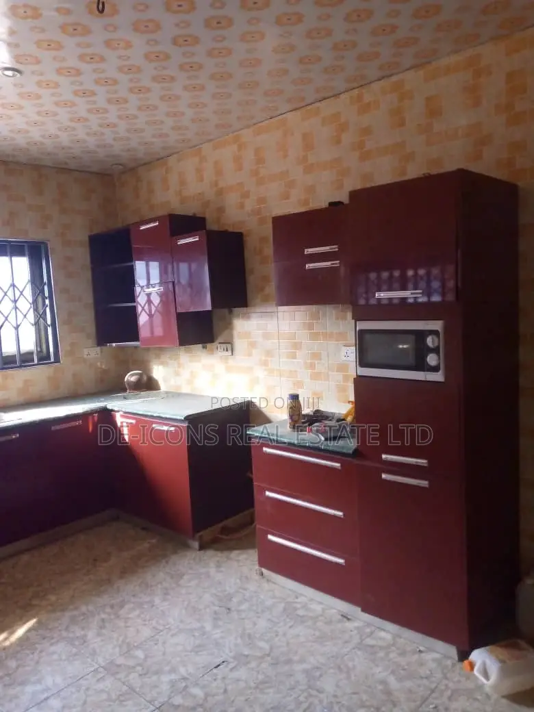 5bdrm House in De-Icons Real Estate, Awutu Senya East Municipal