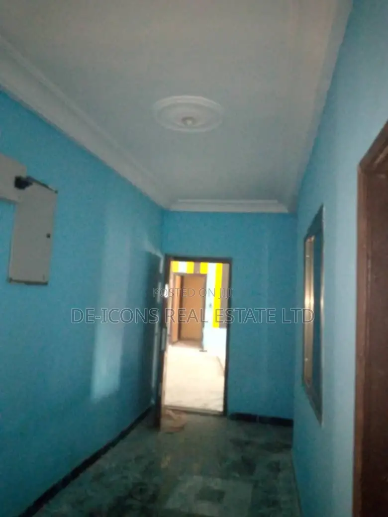 5bdrm House in De-Icons Real Estate, Awutu Senya East Municipal