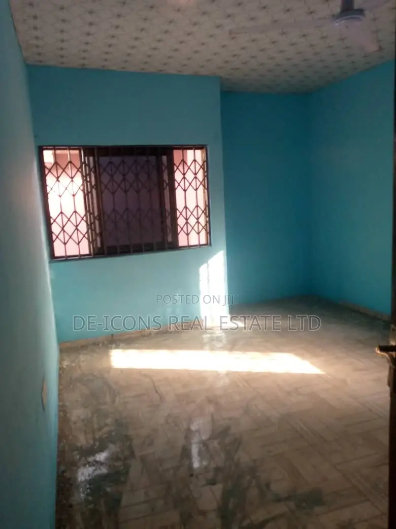 5bdrm House in De-Icons Real Estate, Awutu Senya East Municipal