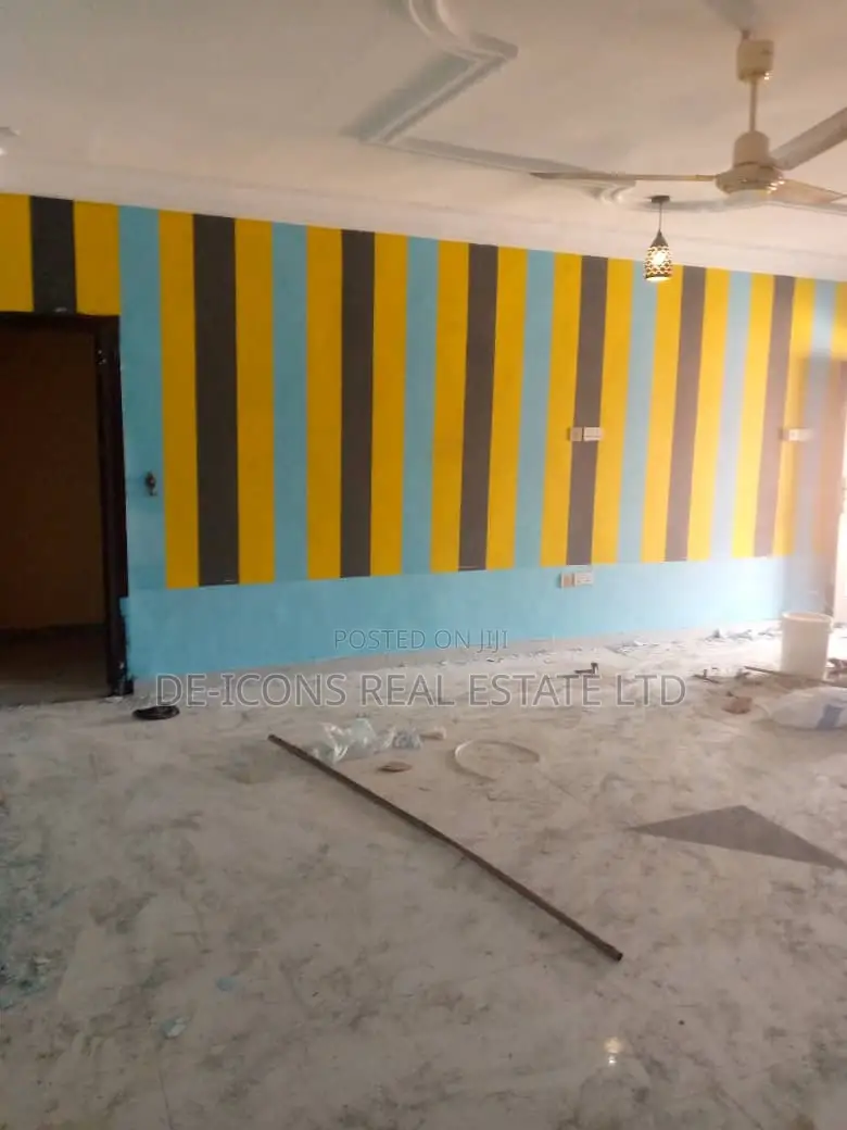 5bdrm House in De-Icons Real Estate, Awutu Senya East Municipal