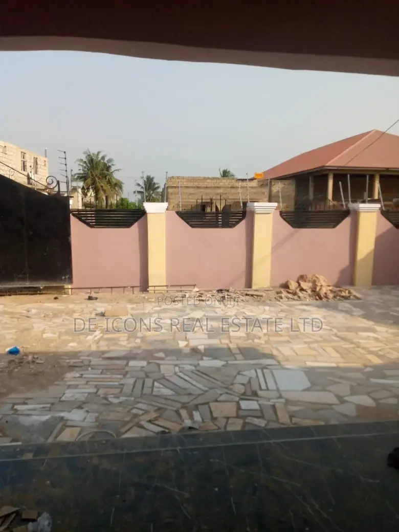 5bdrm House in De-Icons Real Estate, Awutu Senya East Municipal