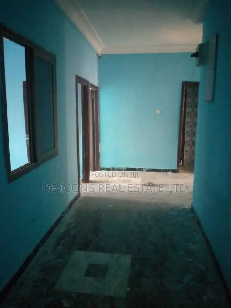5bdrm House in De-Icons Real Estate, Awutu Senya East Municipal