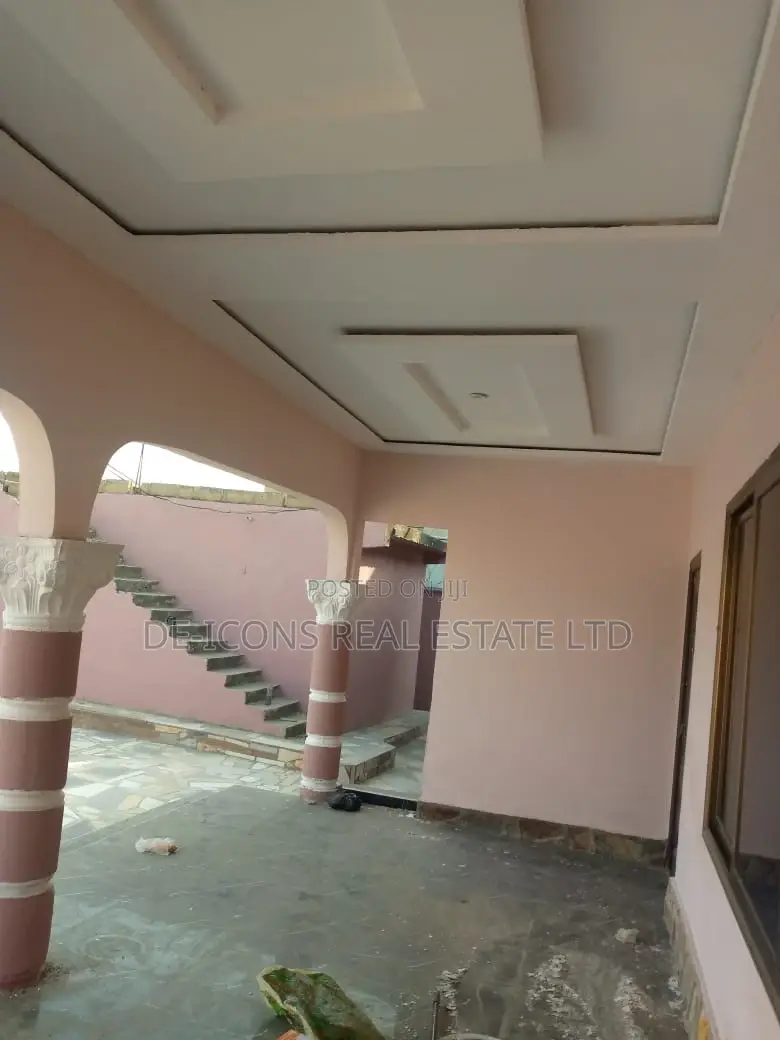5bdrm House in De-Icons Real Estate, Awutu Senya East Municipal