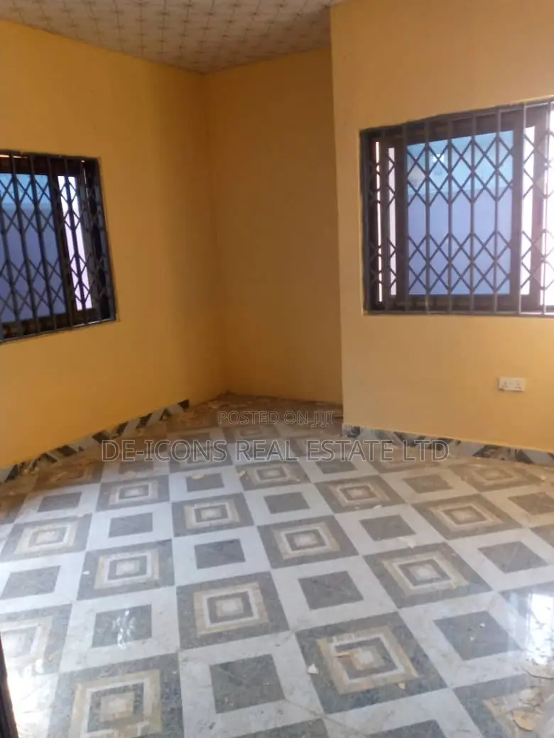 5bdrm House in De-Icons Real Estate, Awutu Senya East Municipal