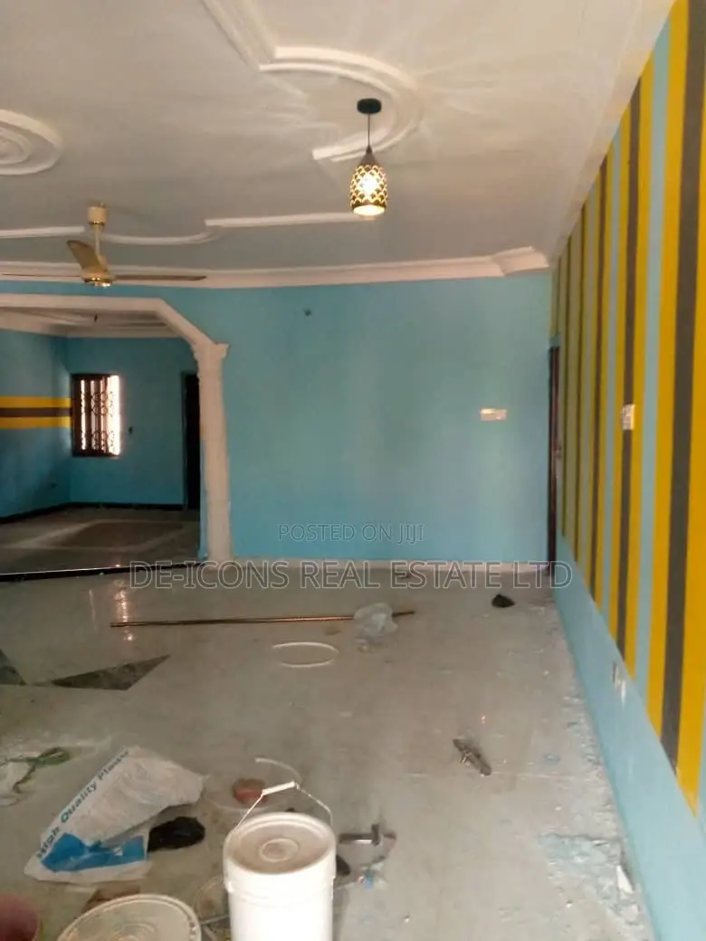 5bdrm House in De-Icons Real Estate, Awutu Senya East Municipal