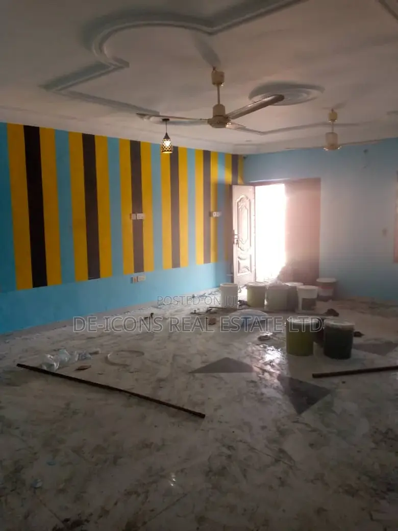 5bdrm House in De-Icons Real Estate, Awutu Senya East Municipal