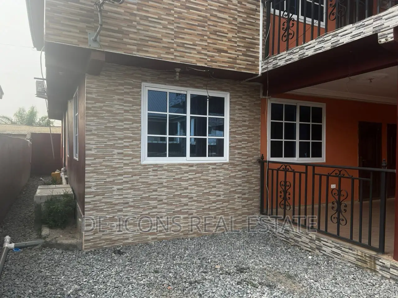 3bdrm Duplex in De-Icons Real Estate, Awutu Senya East Municipal