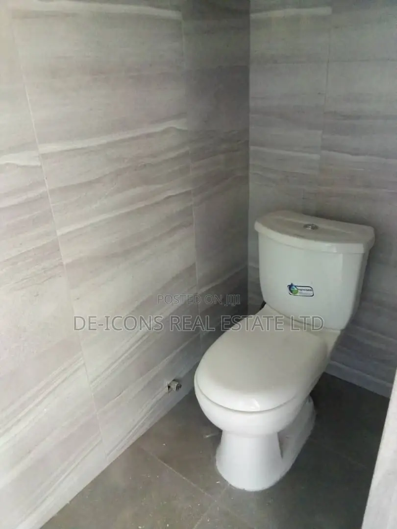 3bdrm Duplex in De-Icons Real Estate, Awutu Senya East Municipal