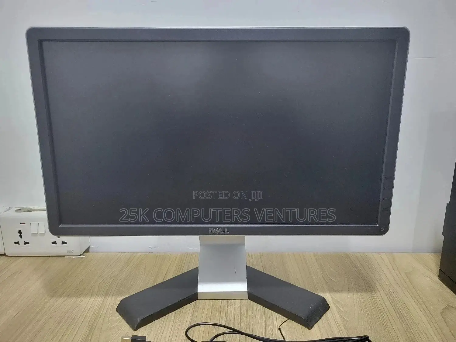 “Neat Dell P1919h 19” Monitor – Perfect For Office & School”