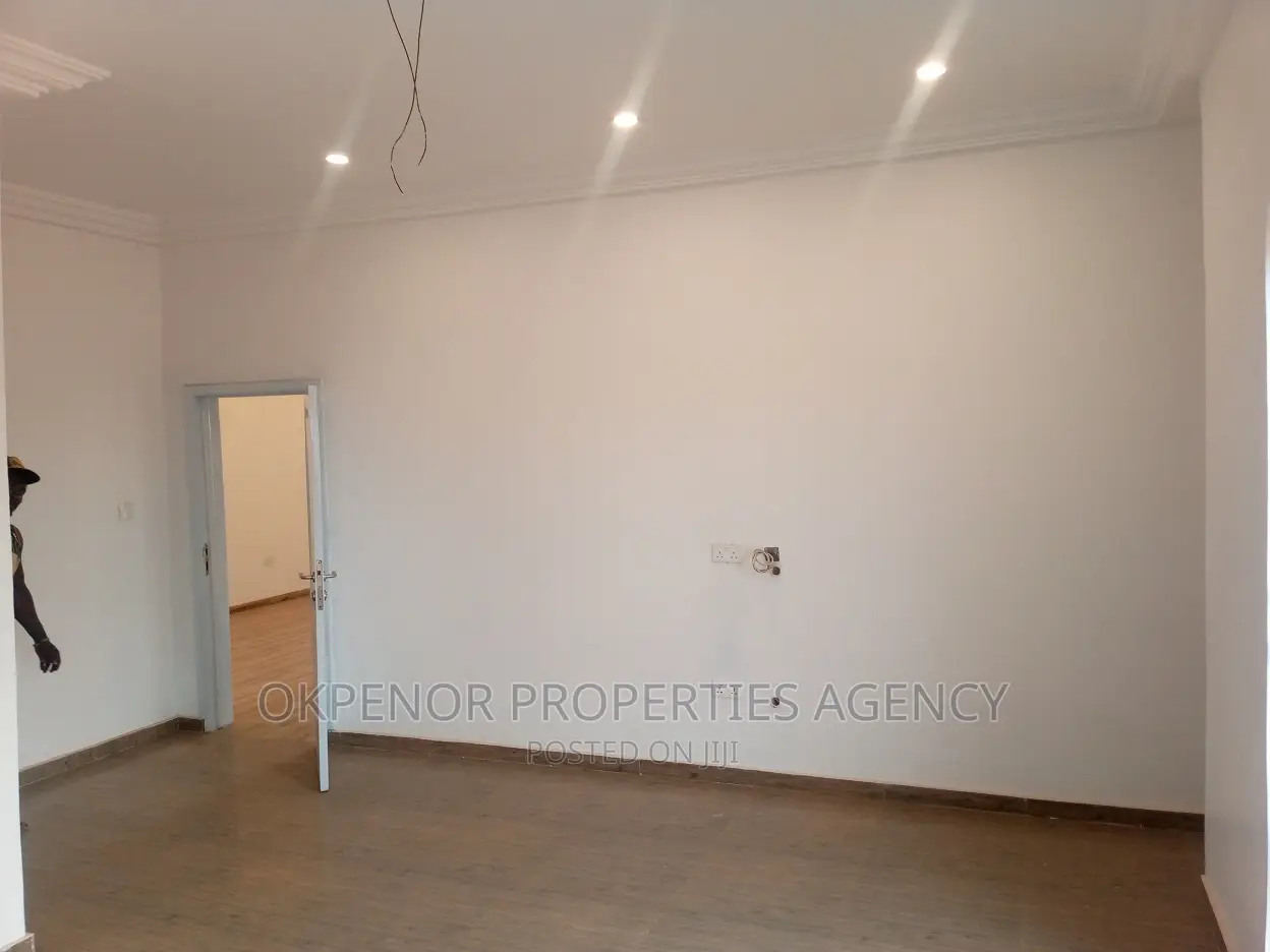 7bdrm House in Com25, Tema Metropolitan for sale