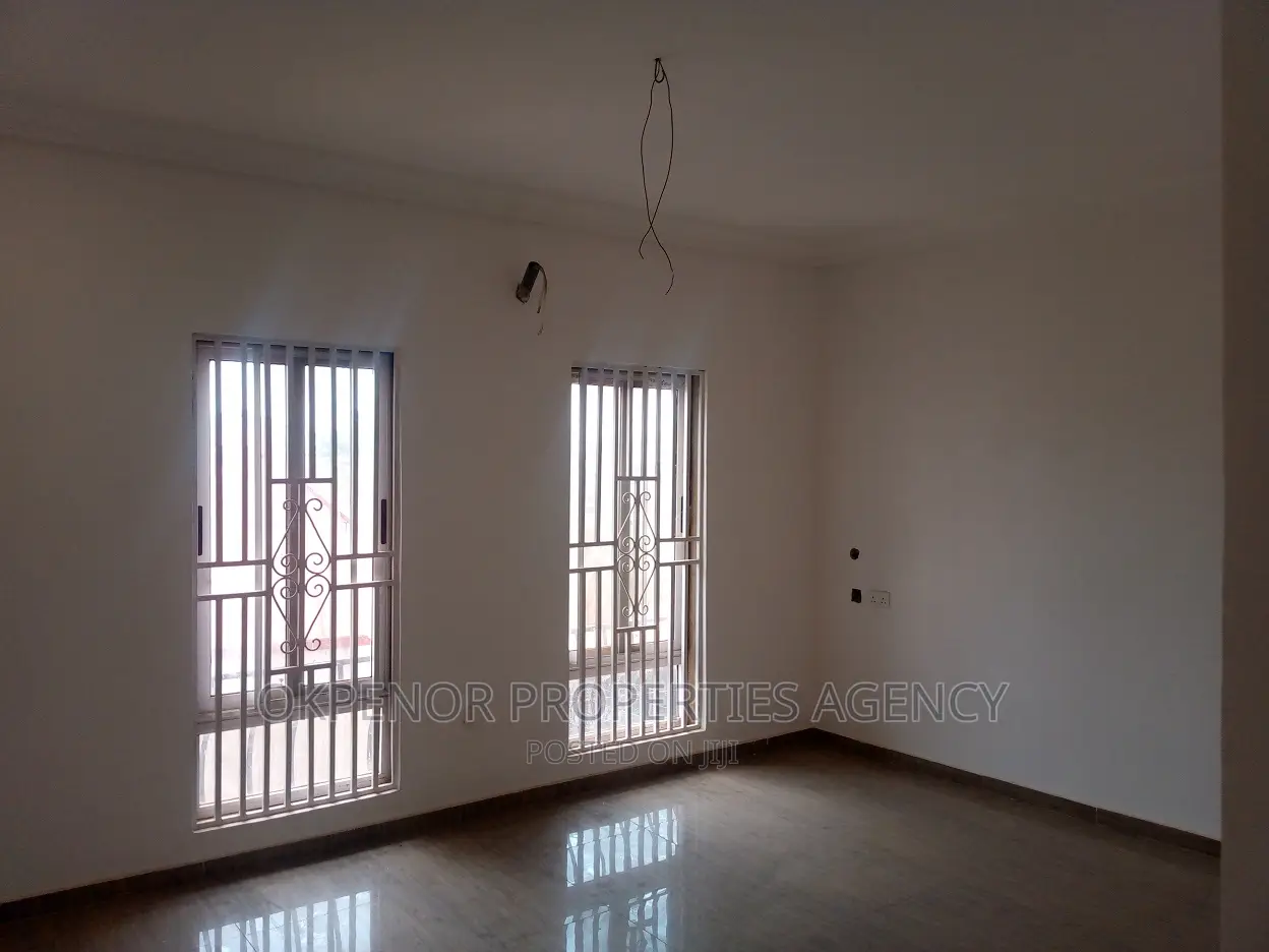 7bdrm House in Com25, Tema Metropolitan for sale
