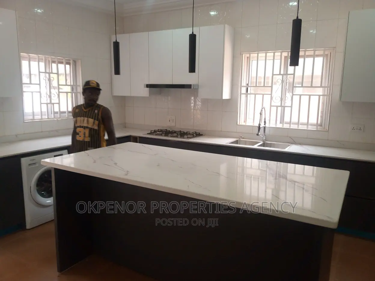 7bdrm House in Com25, Tema Metropolitan for sale