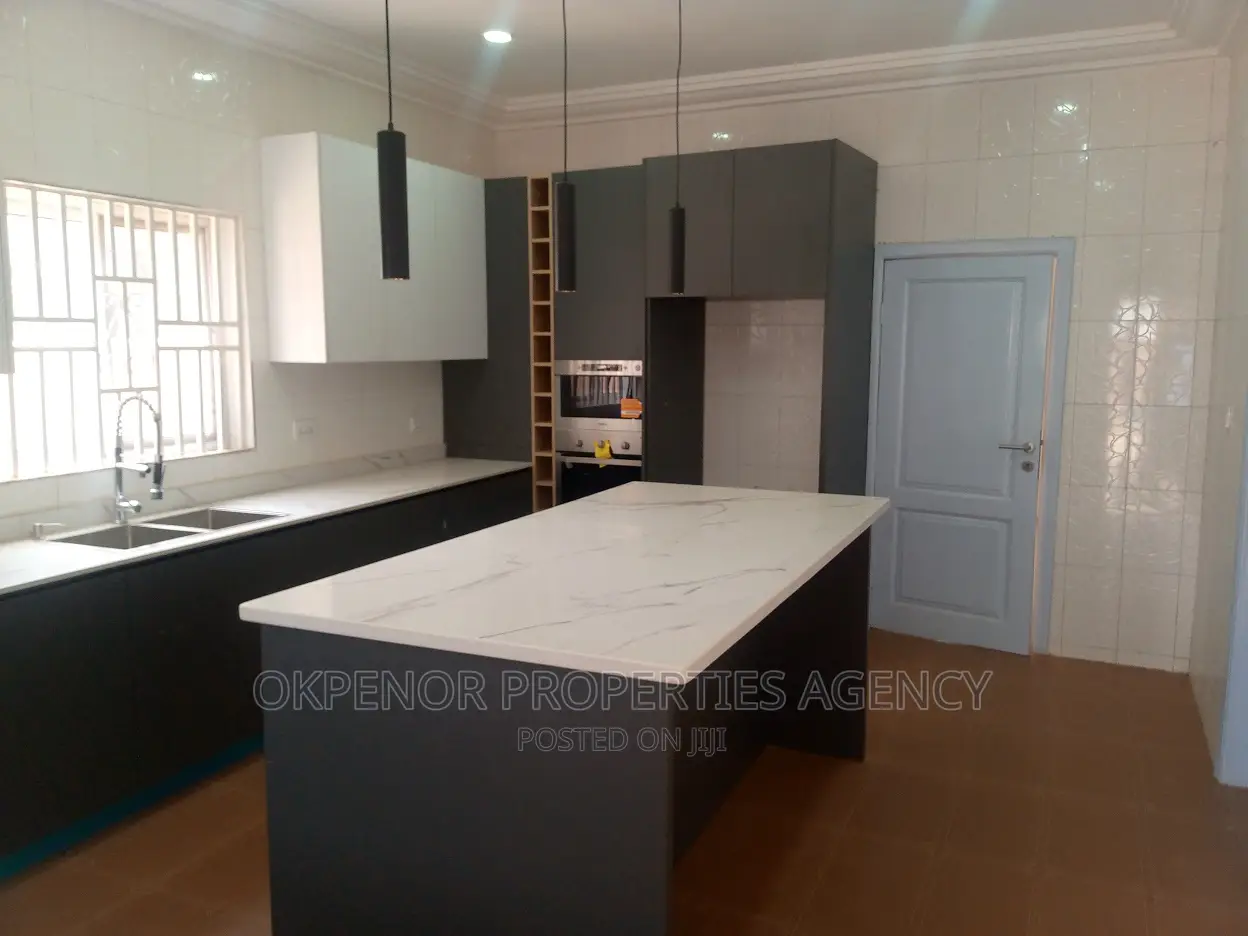 7bdrm House in Com25, Tema Metropolitan for sale