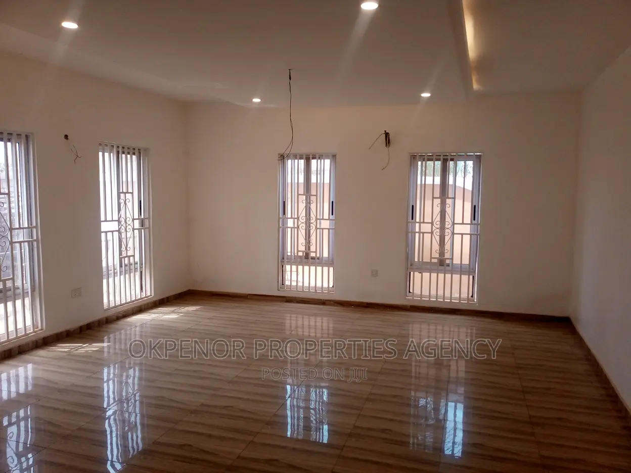 7bdrm House in Com25, Tema Metropolitan for sale