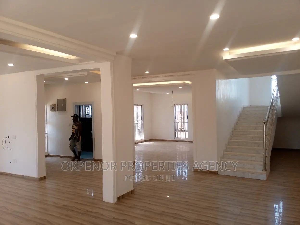 7bdrm House in Com25, Tema Metropolitan for sale