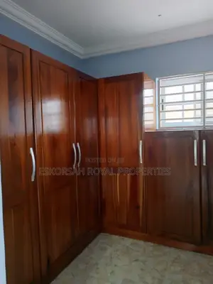 5bdrm House in West Trasacco, Otano for rent