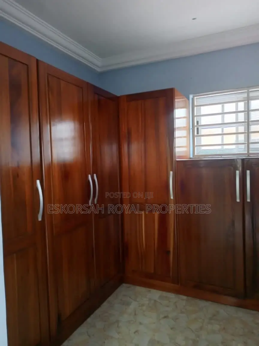 5bdrm House in West Trasacco, Otano for rent