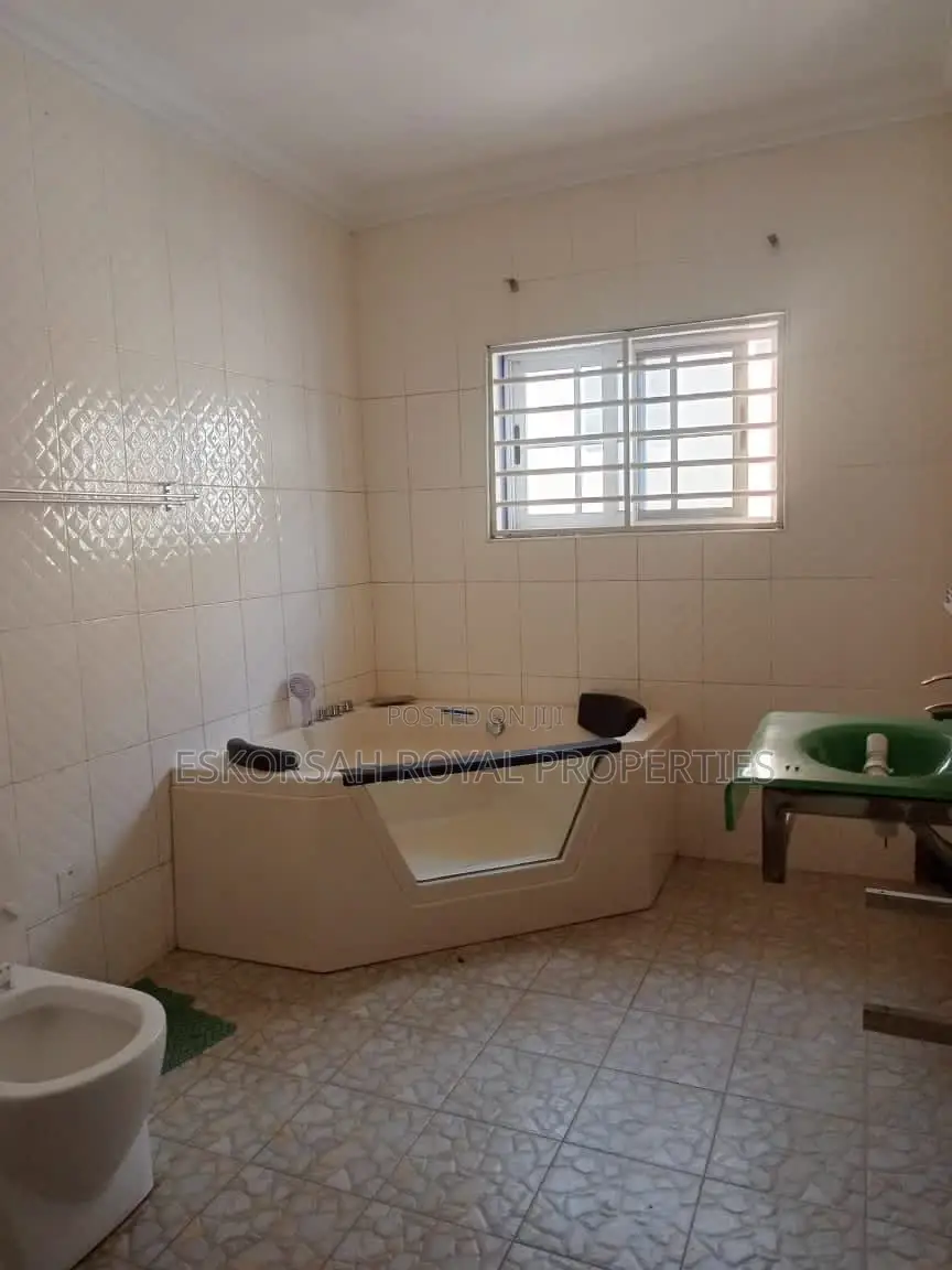 5bdrm House in West Trasacco, Otano for rent