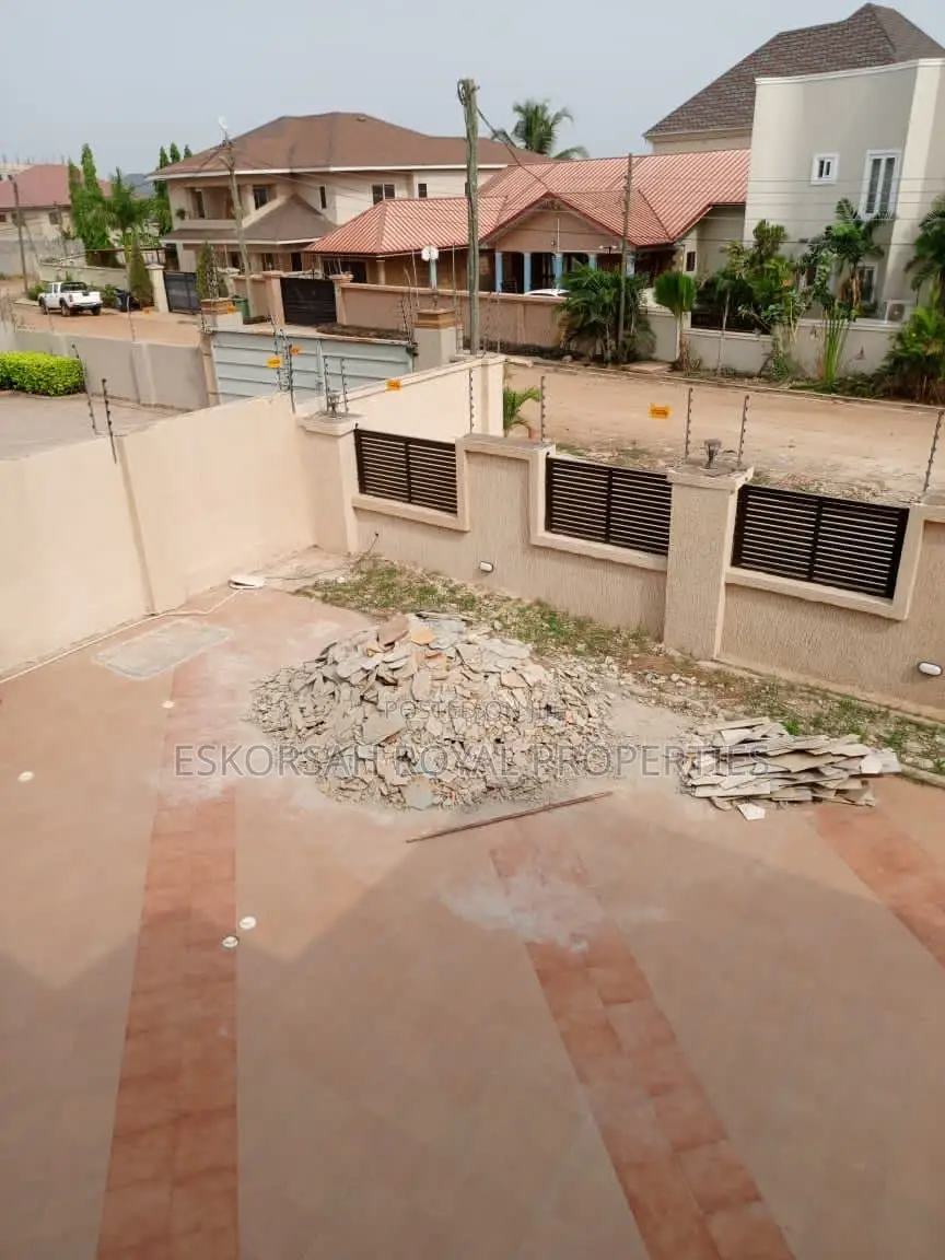 5bdrm House in West Trasacco, Otano for rent