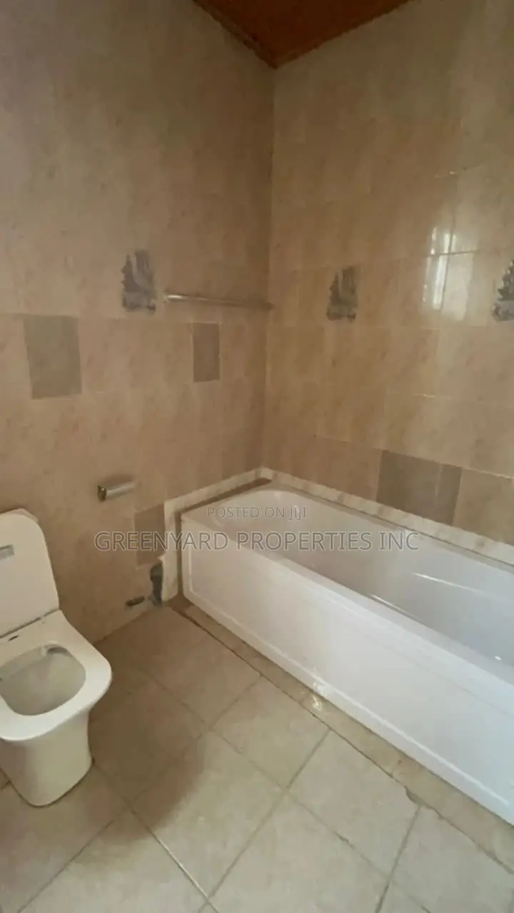 6bdrm House in East Legon for sale
