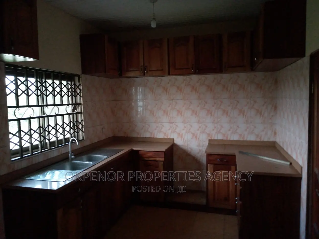 8bdrm House in Gbetsele, Tema Metropolitan for rent