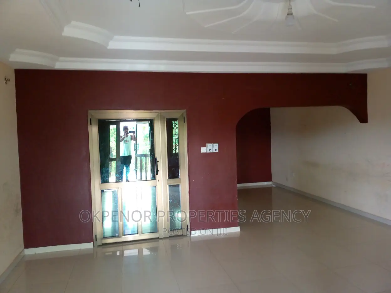 8bdrm House in Gbetsele, Tema Metropolitan for rent