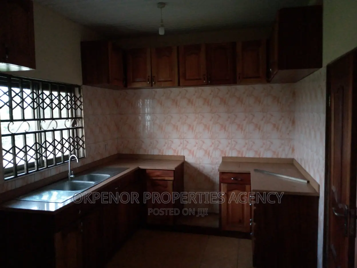 8bdrm House in Gbetsele, Tema Metropolitan for rent