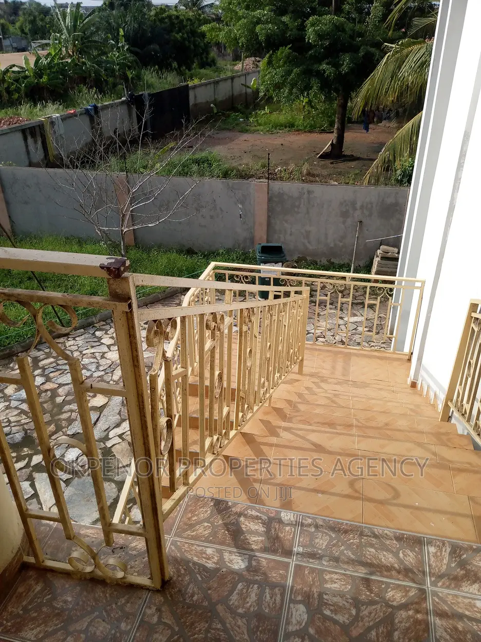 8bdrm House in Gbetsele, Tema Metropolitan for rent