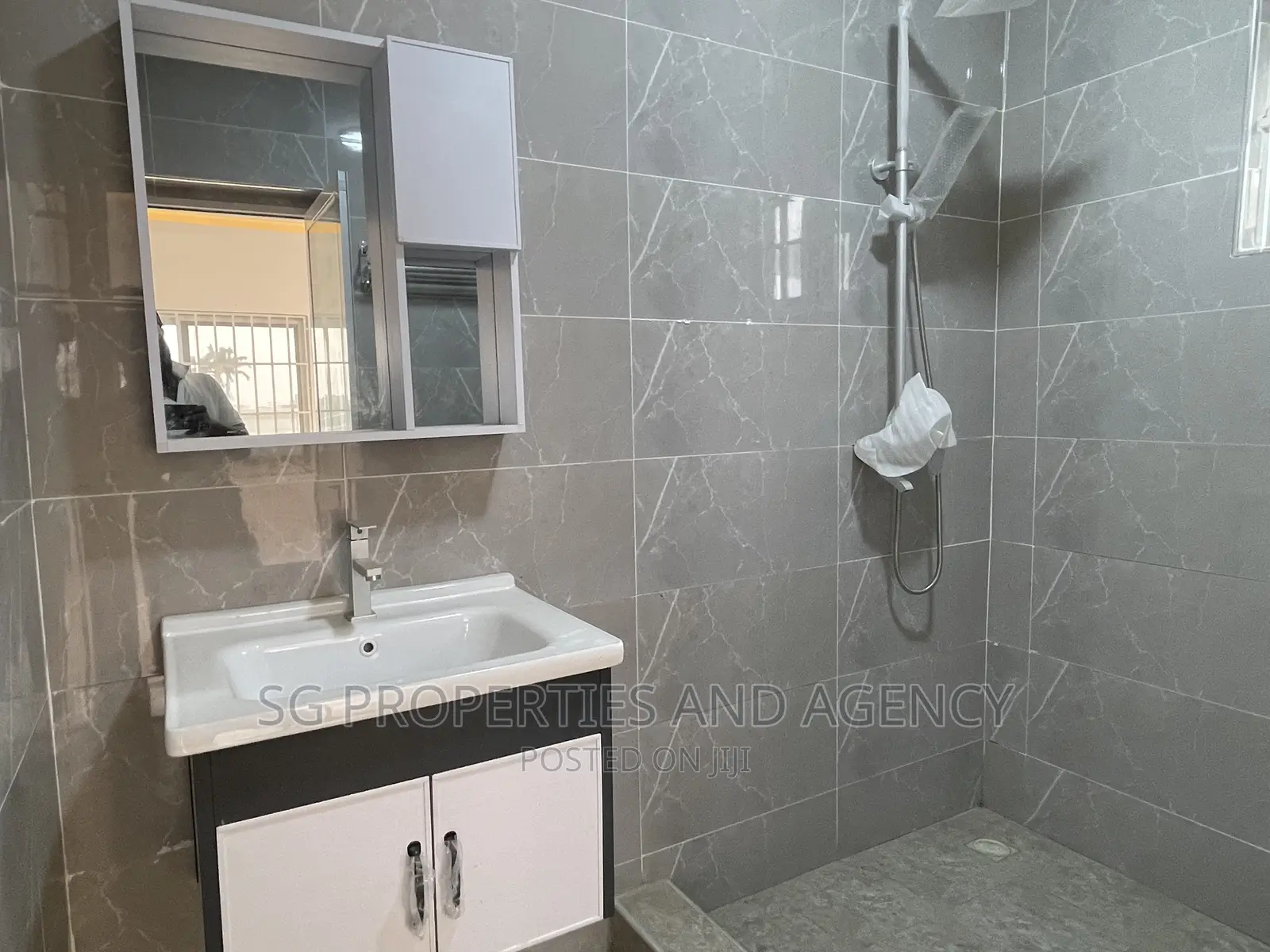 3bdrm Apartment in Junction Mall, Spintex for sale