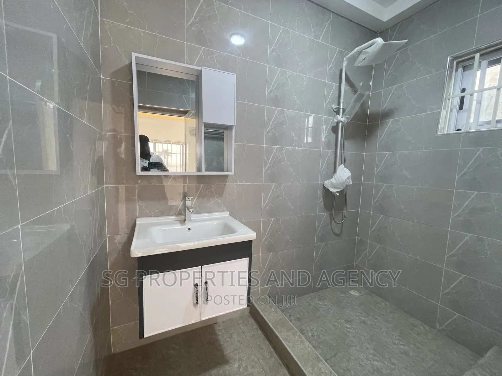 3bdrm Apartment in Junction Mall, Spintex for sale