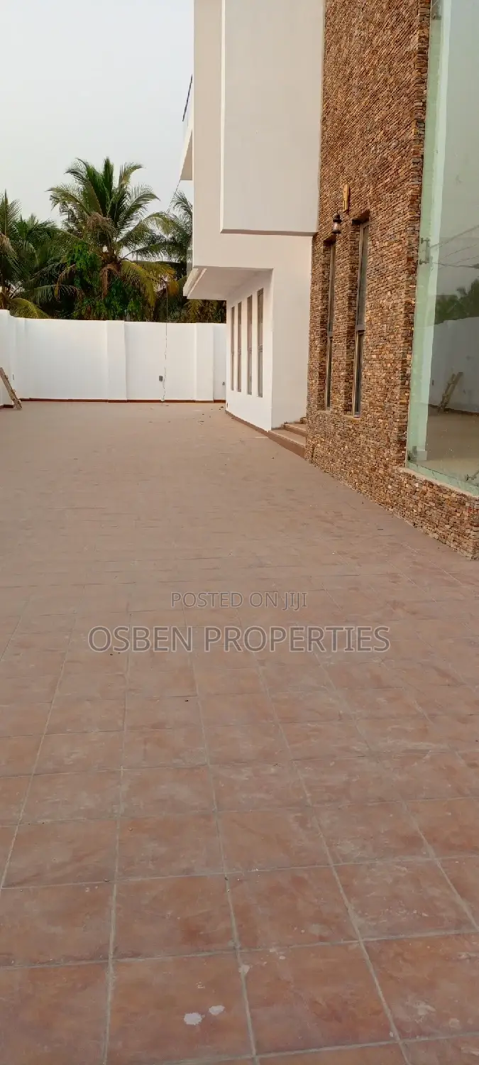 8bdrm Mansion in Pleasant Properties, Accra Metropolitan for sale