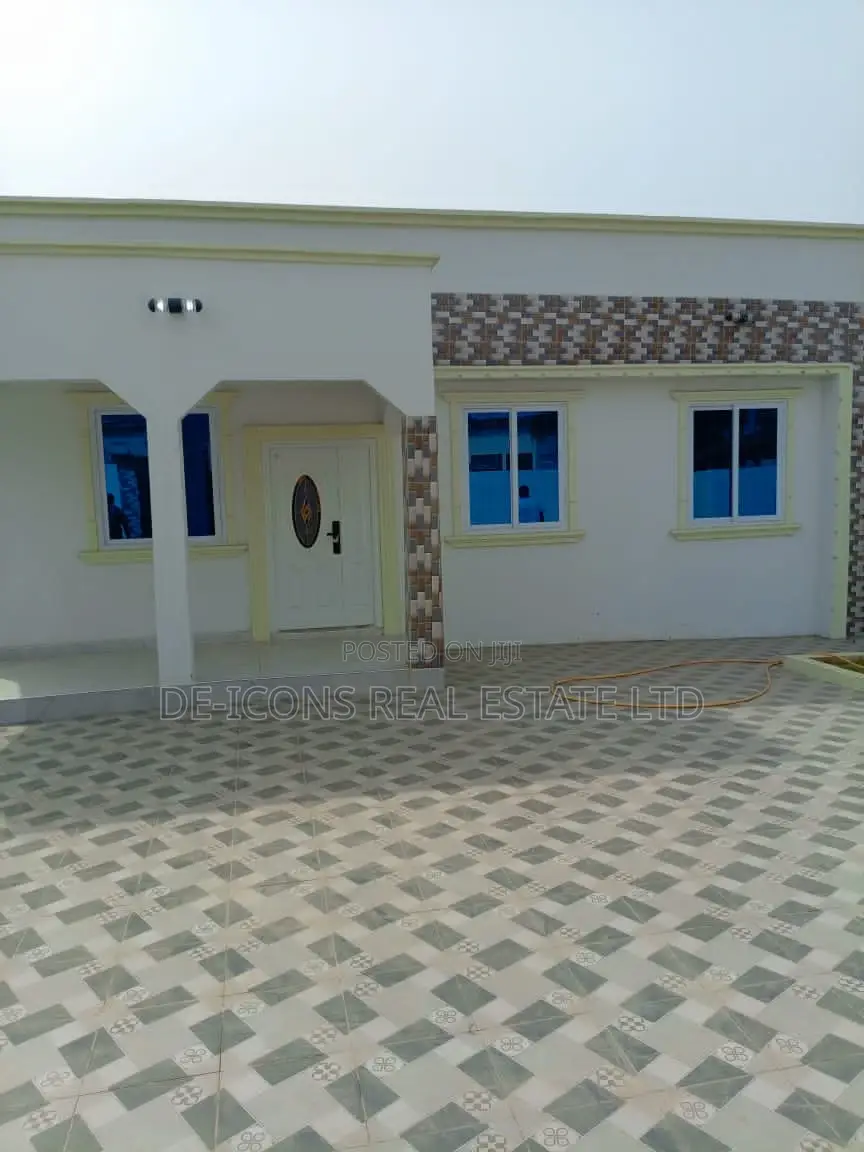 3bdrm Mansion in De-Icons Real Estate, Awutu Senya East Municipal