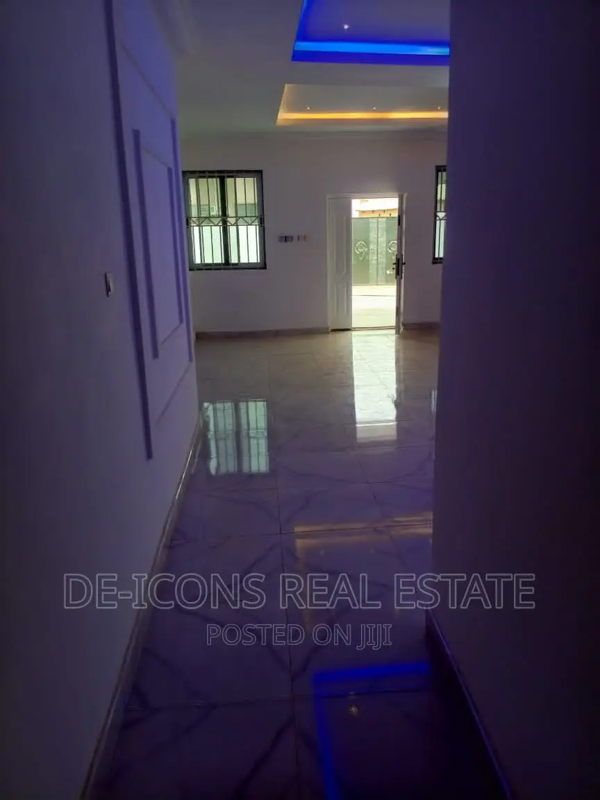 3bdrm Mansion in De-Icons Real Estate, Awutu Senya East Municipal