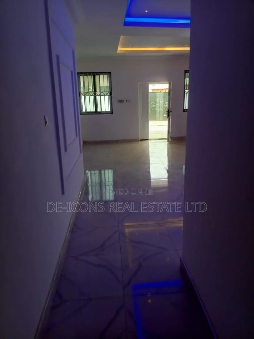 3bdrm Mansion in De-Icons Real Estate, Awutu Senya East Municipal